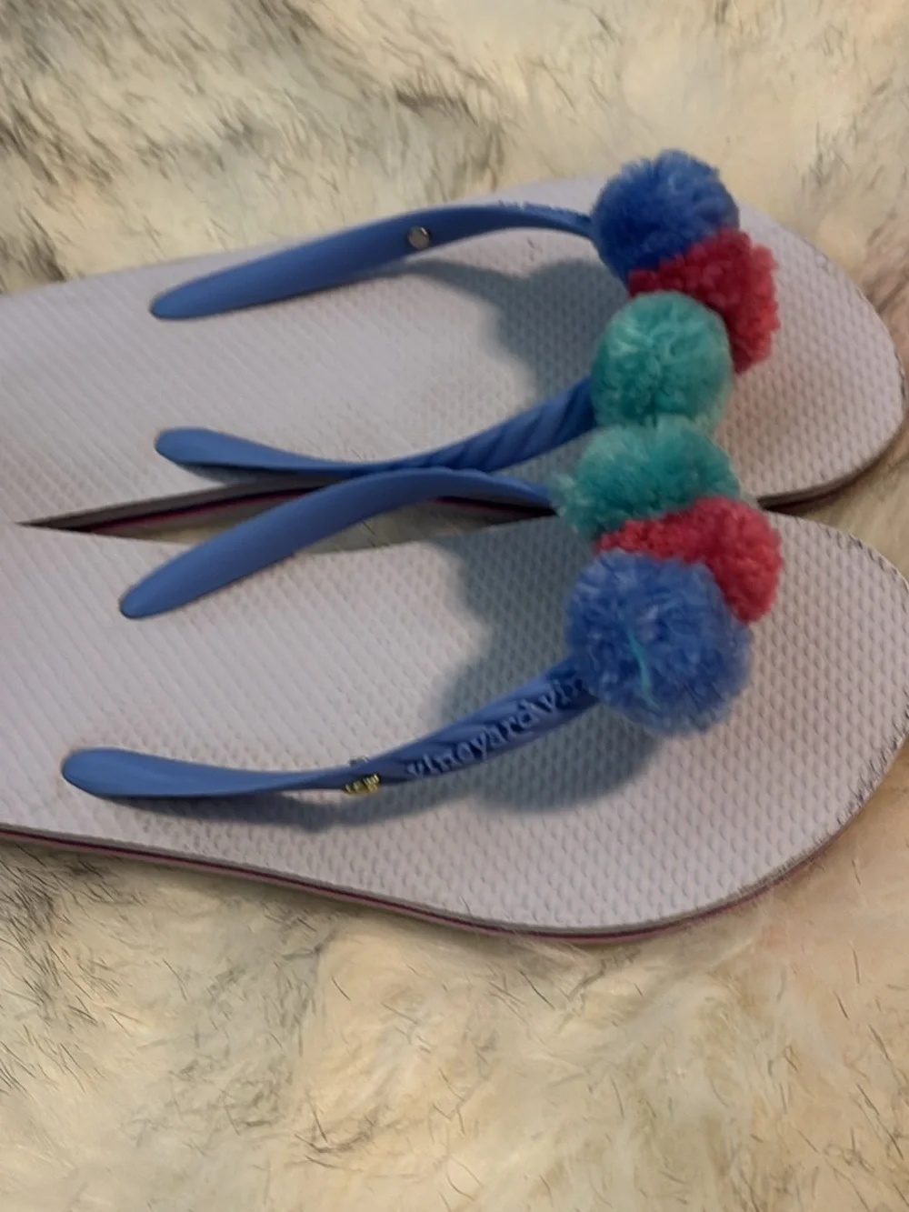 Girls size 3 vineyard vines flip flops